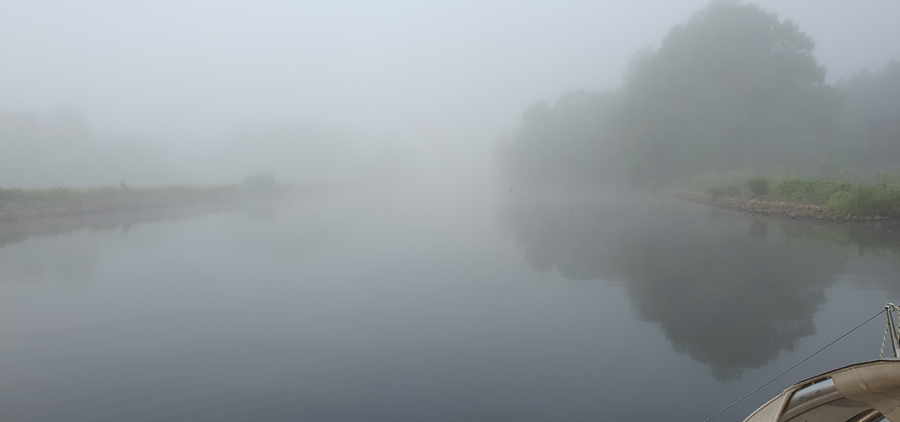 Morgennebel im Kanal