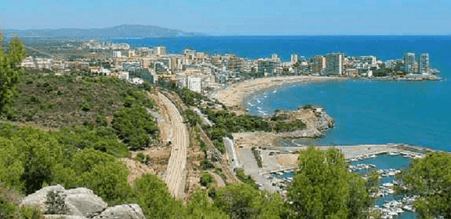 La Costa del Azahar en la Provincia de Castellón, cuenta con 130 kilómetros de costa, de estupendas y largas playas y de paseos marítimos.
