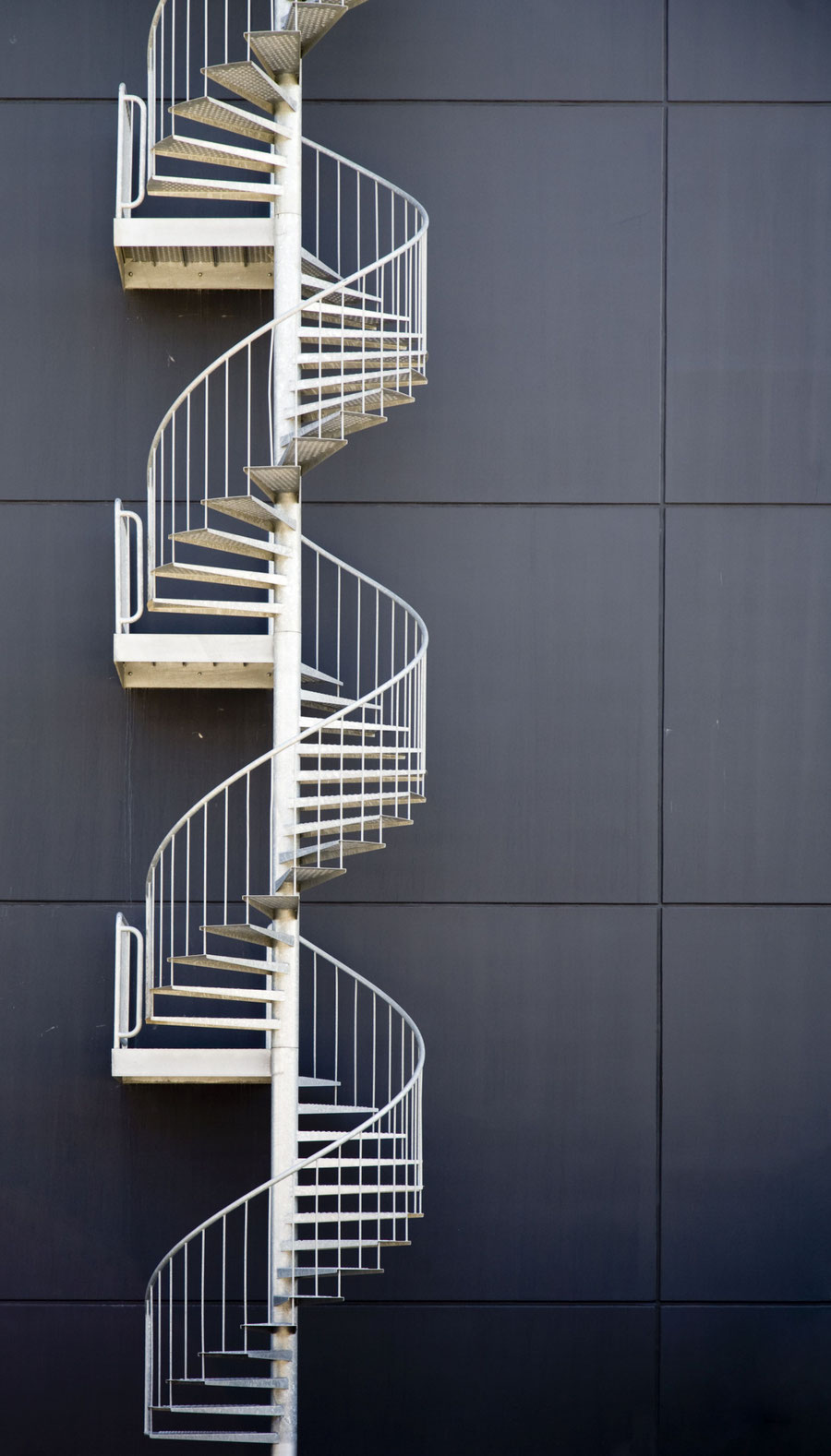 Wendeltreppe an dunkler Fassade
