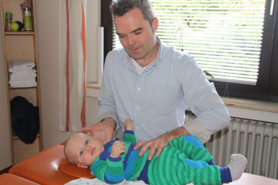 Sanfte physiotherapeutische Behandlung für Säuglinge und Kinder nach Vojta