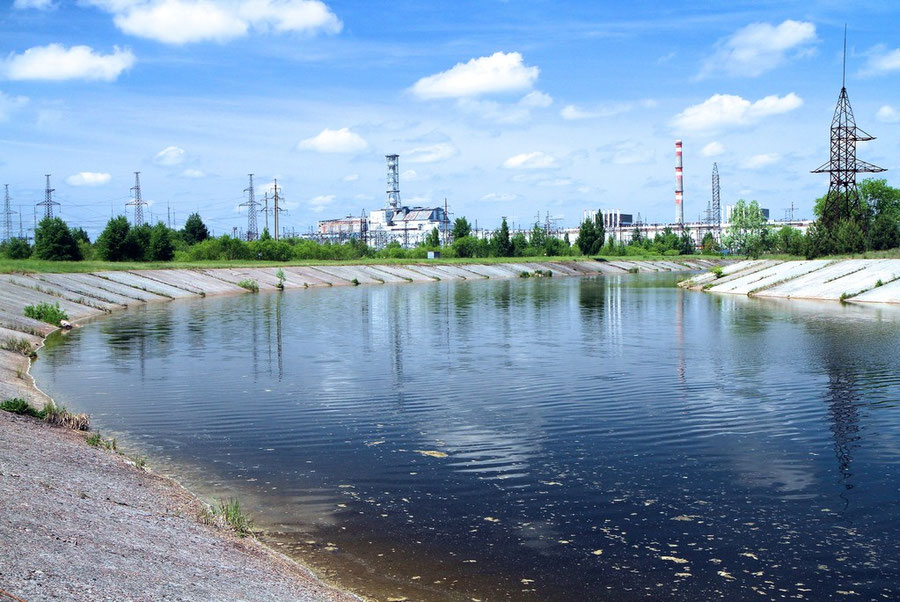 Reaktoren Nr. 3 und 4 vom Kühlteich gesehen
