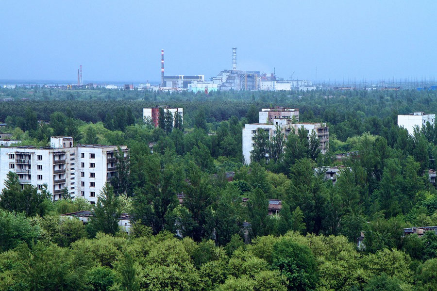 Blick vom 16-geschossigen Parteigebäude auf Reaktor Nr. 4