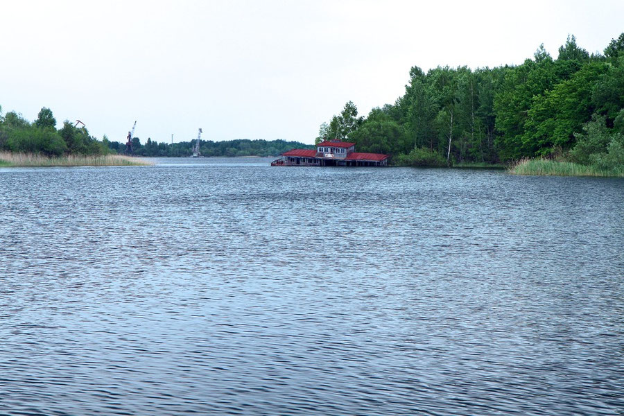 Kontaminiertes Schiffswrack im Güterhafen von Pripyat