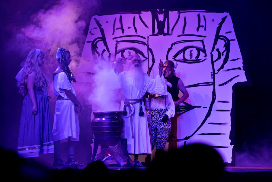 Bühnenbild von Daniel Böttcher„Mit Asterix und Obelix um die Welt“, Stelzenfestspiele bei Reuth 2025, Foto: Gert Mothes