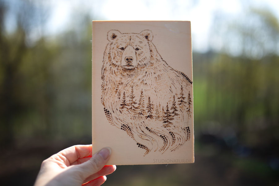 Bär, Wald, bear, forest, wood, Holz, Brandmalerei, Holzbrandmalerei, pyrography, Pyrographie, Kunst, Kunst auf Holz, art on wood, forestlove, indianisches Sternzeichen, Braunbär