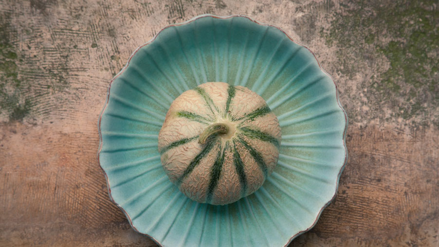 Melone in grüner handgemachter Schale