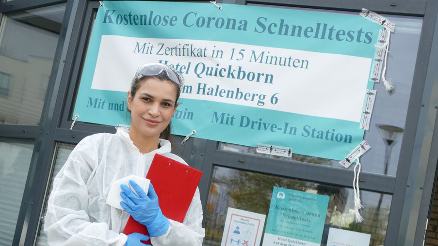 Fürs Foto ohne Maske: Testzentrum-Betreiberin Zudaba Zamani bietet kostenlose Schnelltests