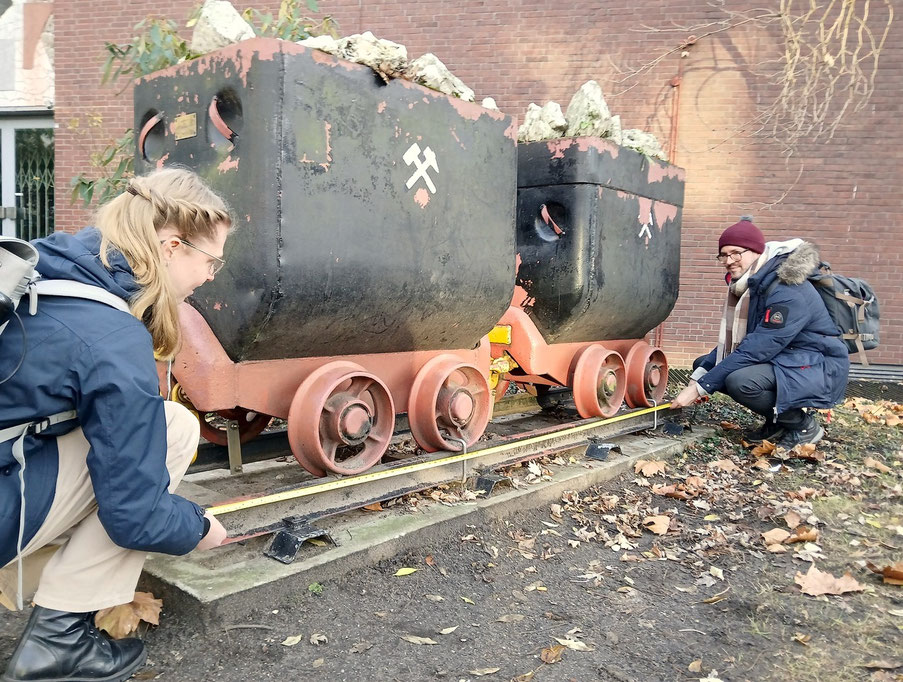 Schätzen, rechnen und messen vor dem Mineralogischen Museum der Uni Hamburg – wie weit fährt die Lore? Foto: Christoph Schumann, 2026