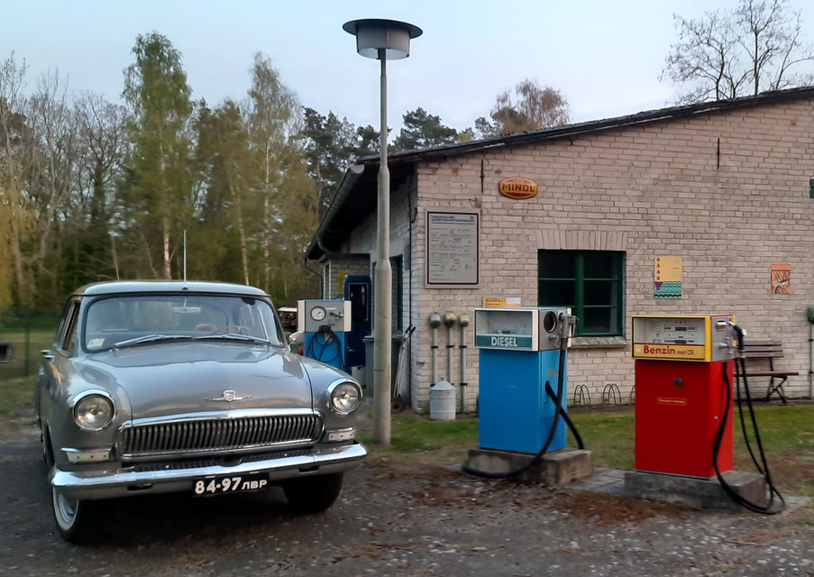 Ein altes Wolga Automobil an einer Minol-Tankstelle