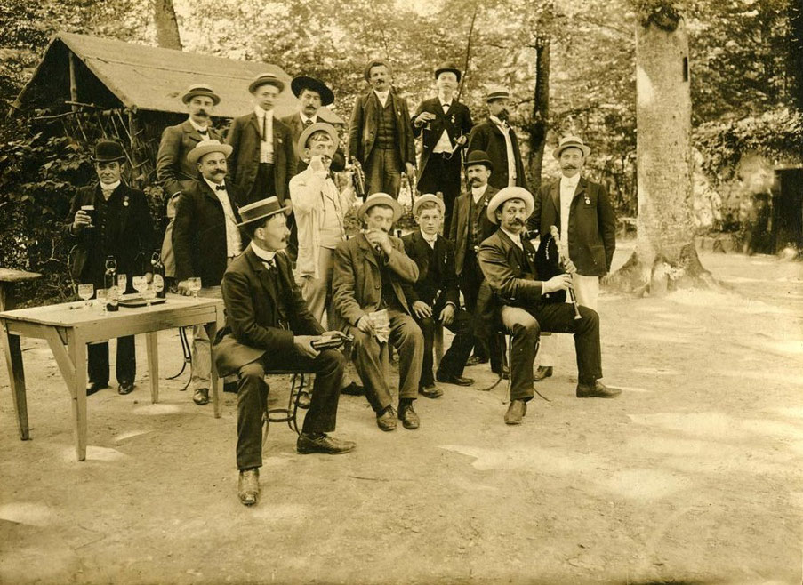 Cabrette à la Belle Époque. Entouré d’amis, Célestin Rocagel pose avec sa musette dans la forêt de Fontainebleau en 1909 (coll. Victor Laroussinie)