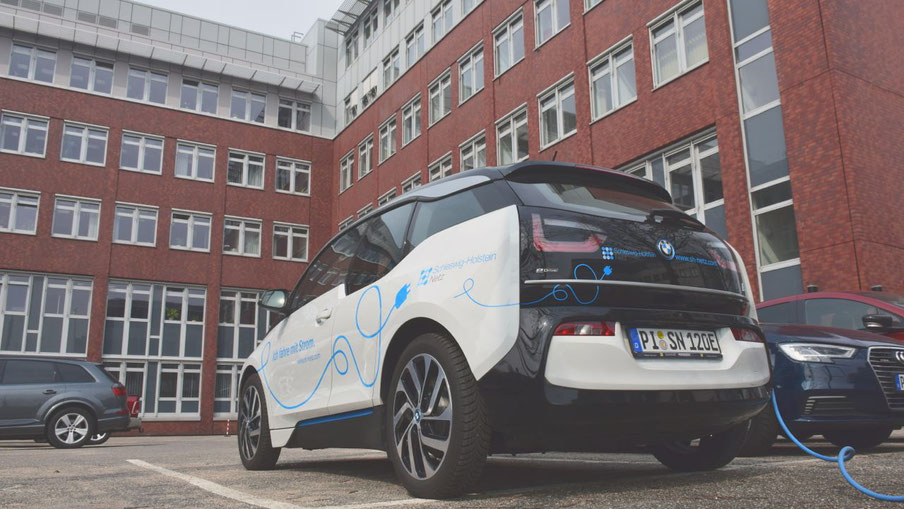 Auf dem Weg in die Zukunft: Ein e-Fahrzeug der Schleswig Holstein Netz AG an einer Ladesäule vor der Unternehmenszentrale in Quickborn