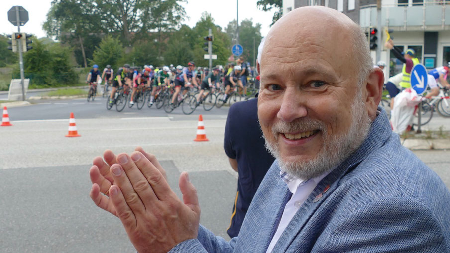 Bürgermeister Thomas Beckmann ließ es sich nicht nehmen, die Cyclassics-Teilnehmer persönlich anzufeuern