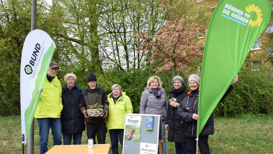 Für die Natur im Einsatz: Hans-Joachim Bull, Ute Bars, Jürgen Dammers und Sarina Pfitzner vom BUND sowie Marion Nagelfeld, Pamela Masou und Sabine Schaefer-Maniezki von den Grünen (v.l.)- 