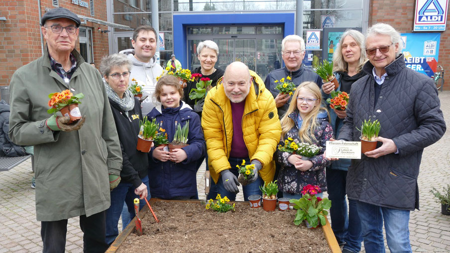 Sorgten für eine blühende Insel vor dem Forum: Ulrich Hennecke, Sabine Böse, Max Winat, Levke, Ute Kruse, Thomas Beckmann, Peter Heydorn, Smilla, Nicole Münster und Heinz Wiedemann (v.l.)