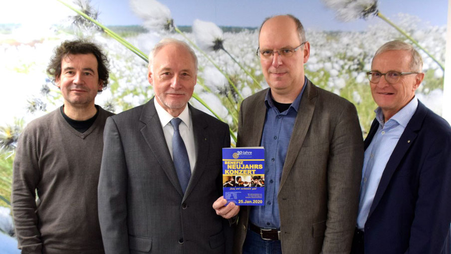 Stellten das Neujahrskonzert vor: Moderator Markus Steffen, Rotary-Vertreter Wolf-Dieter Reiff, Michael Wagener (Hamburger Konservatorium) und Sponsor Dr. Horst Alsmöller (VR-Bank in Holstein)