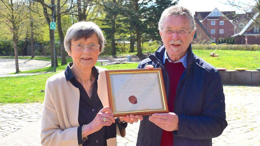 Irene Lühdorff, Leiterin der Geschichtswerkstatt, und Rudolf Timm freuen sich über den Neuzugang im Archiv 