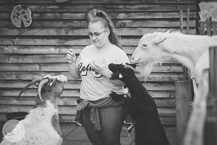 Jugendfarm-Bonn-Tiere-Ziegen-neugierig-Mädchen