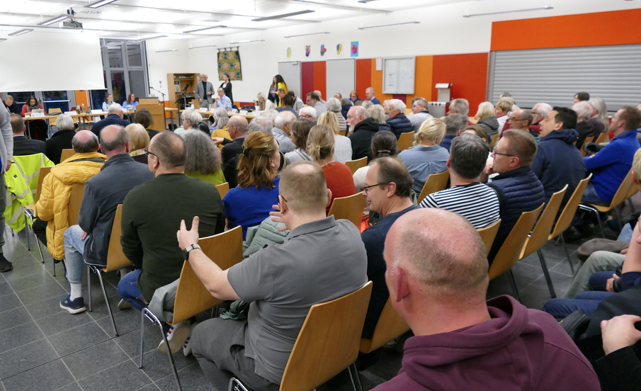 Ein ungewohntes Bild: Bis auf den letzten Platz war der Zuschauerraum zur Diskussion über das neue „Parkquartier" besetzt.