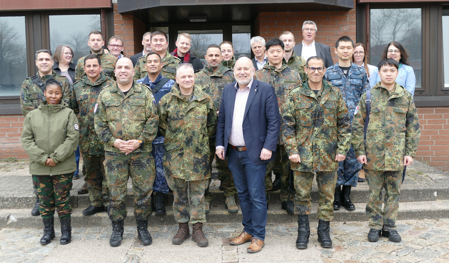 Zu Gast bei der Stadtverwaltung in Quickborn: Lehrgangsteilnehmer der Führungsakademie der Bundeswehr