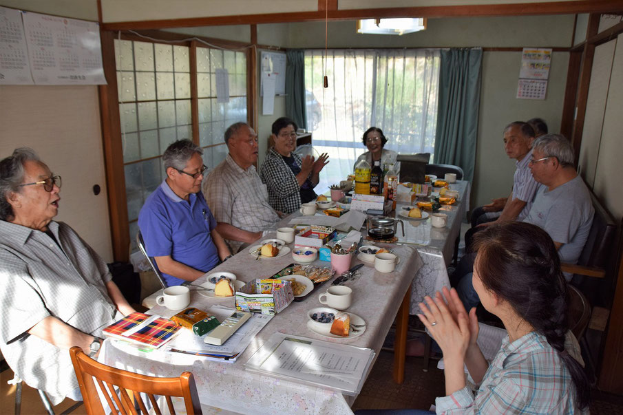 2017年7月のお誕生日祝会が行われました。達郎さんは右側の列手前から3人目、勝さん左側手前から3人目