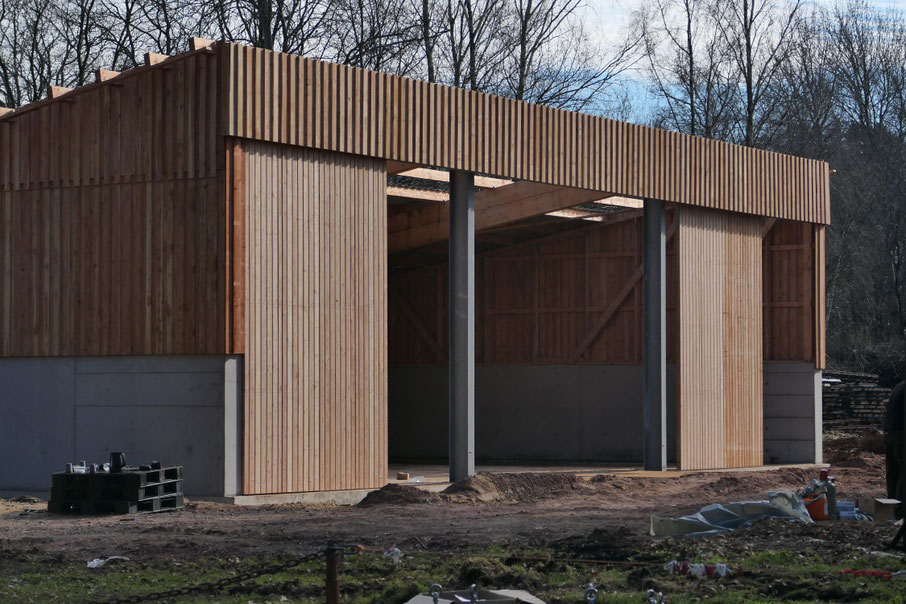 Die Lagerhalle für die Holzschnitzelheizung im Himmelmoor ist fertig (Foto: Hildebrecht)