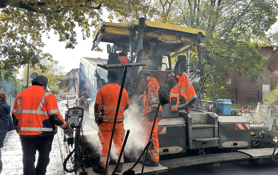 Der 20 Tonnen schwere Fertiger im Einsatz in der Schulstraße (Foto:Stadt Quickborn)