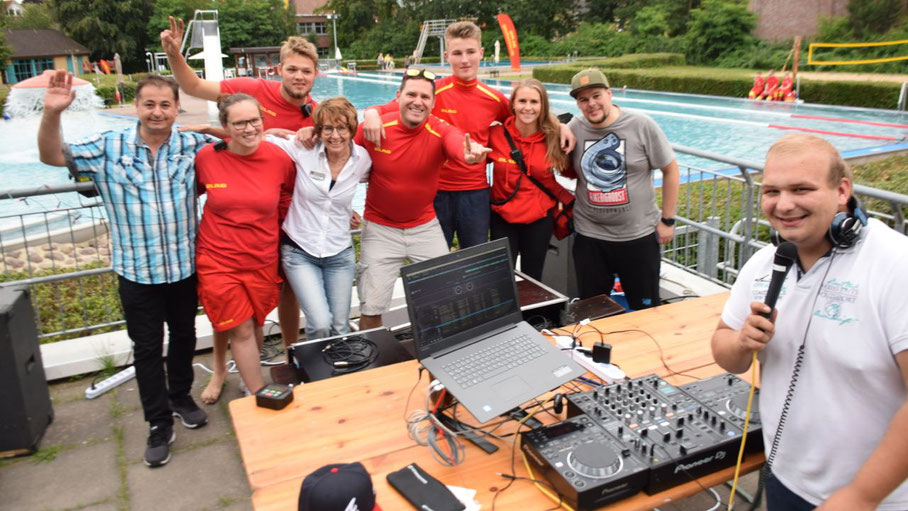 Die Mitarbeiter der Stadtjugendpflege und der DLRG freuten sich über die erste Poolparty