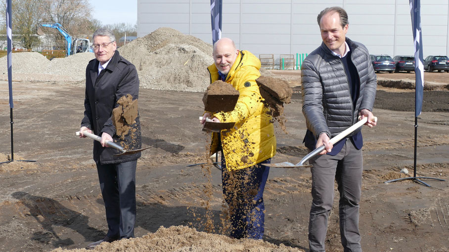 Griffen für die traditionelle Zeremonie zum Spaten: WEP-Geschäftsführer Dr. Harald Schroers, Bürgermeister Thomas Beckmann und Investor Antonius de Waal (v.l.)