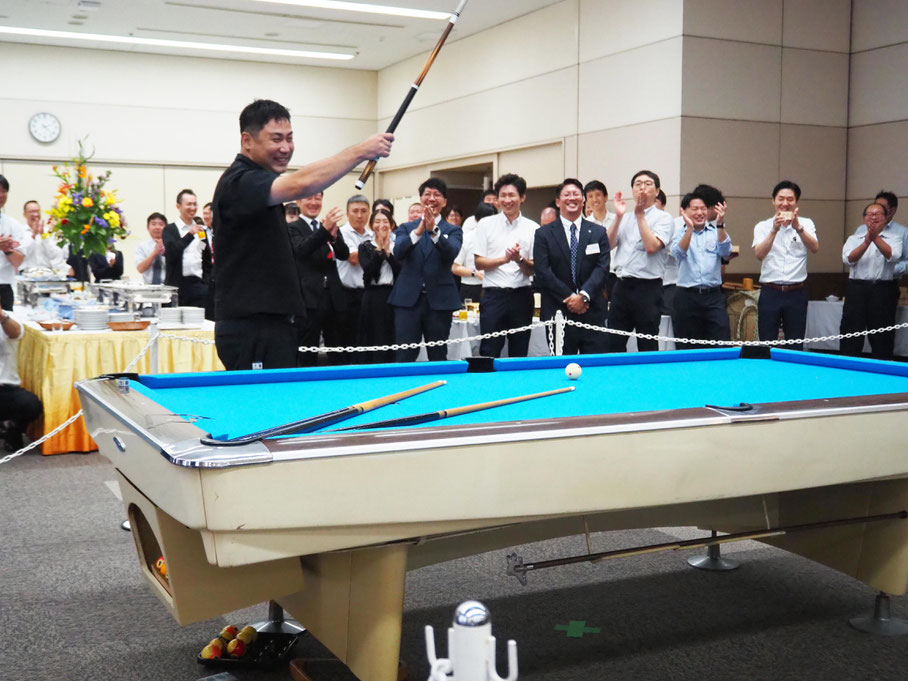 トリックショットを決めた中野雅之さん　画像提供：日本精工（株）（NSK）