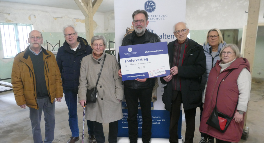 Mitglieder des Fördervereins waren dabei, als Wolfgang Grandinger (Mitte r.) Jens-Olaf-Nuckel den symbolischen Scheck überreichte: Manfred Maier, Enno Hasbargen, Gisela Maier, Christiana Lefebvre, Renate Hensel (v.l.)