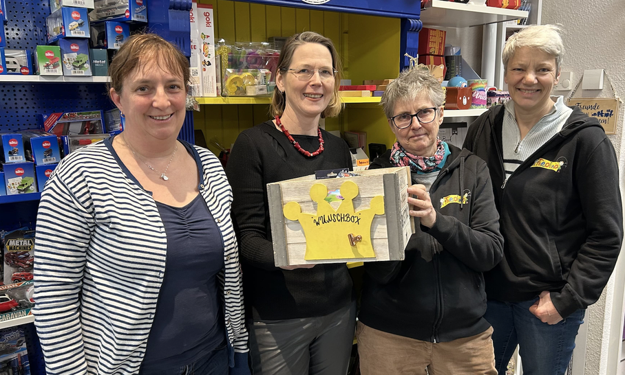 Die neuen Inhaberinnen Stefanie Johannsen und Tessa Wohlers übernehmen eine der beliebten Wunschboxen von den bisherigen Inhaberinnen Sabine Böse und Ute Kruse (v.l.) ; Quelle: Stadt Quickborn