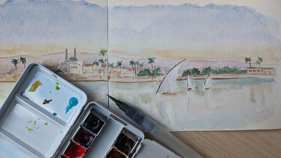 Aquarelle de felouques sur le Nil avec une palette de peinture et un pinceau en gros plan