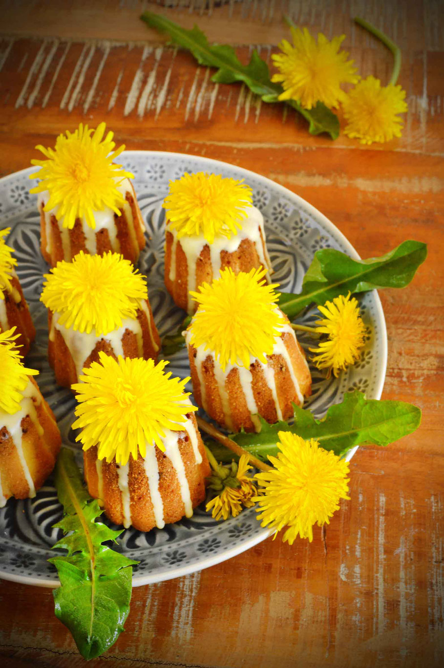 Löwenzahn, Taraxacum officinale, Zitronen, Törtchen, Küchenmagie, Rezept, Backen, Wildkräuter, Zitronentörtchen, dandelion, magical, magic, lemon tartlets, wild plants, herbs, kitchen witch,