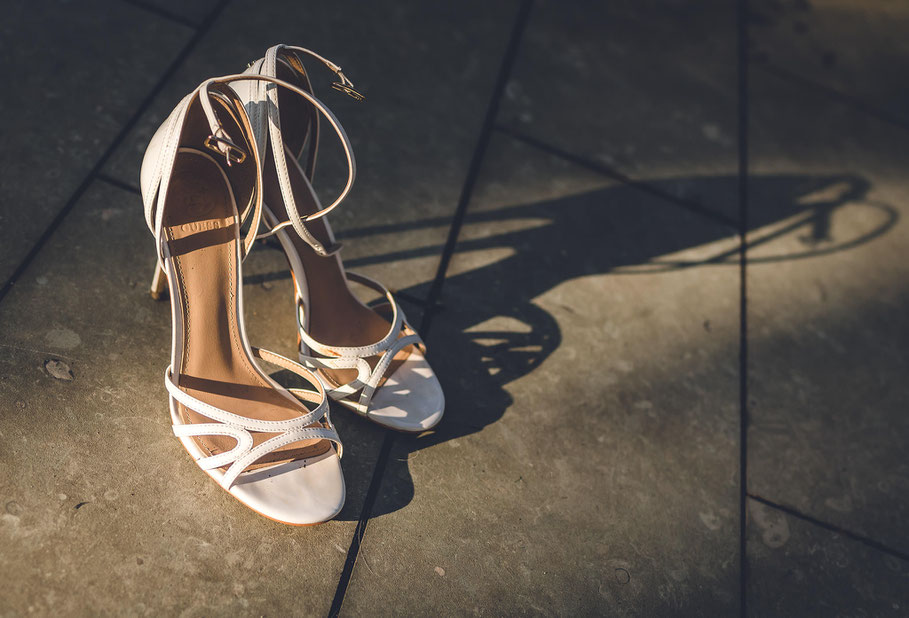 Hochzeit, der beste Fotograf, Russelsheim am Main, Nauheim, Bischofsheim, Bauschheim, Hessen, Fotografie, Reportage, Portrait, Schuhen, Braut,
