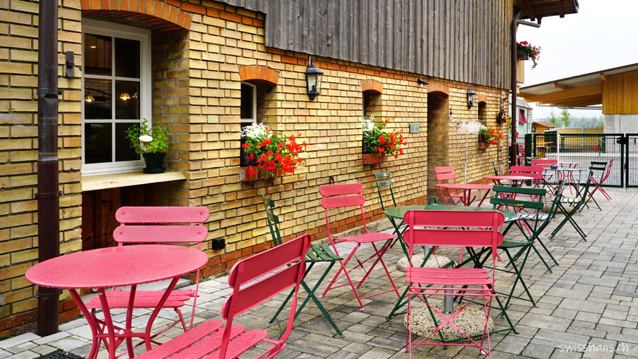 Gartentische im Café Mäser im Feld Marbach