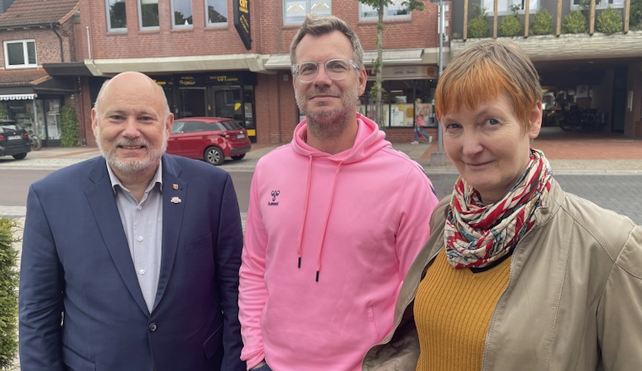 Im Beisein von Sabine Bönning, Fachdienst Stadtentwicklung, stellte Bürgermeister Thomas Beckmann den neuen Sportaktivator Christian Köhler vor (Foto: Stadt Quickborn)