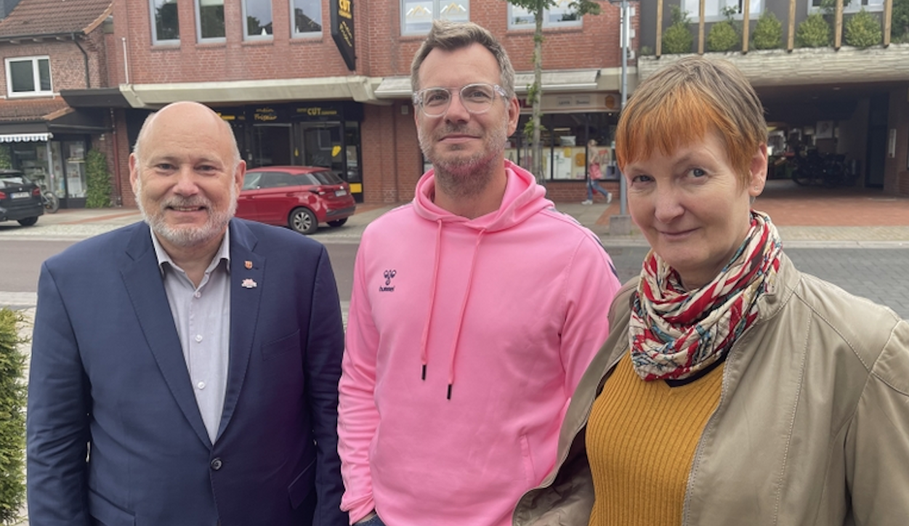  Im Beisein von Sabine Bönning, Fachdienst Stadtentwicklung,  stellte Bürgermeister Thomas Beckmann den neuen Sportaktivator Christian Köhler vor (Foto: Stadt Quickborn)