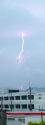 午前10時過ぎごろ雷が市内で雷が鳴った=6日、石垣市石垣
