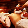 Massage mit warmen Gaze-Säckchen | Pinda-Sveda
