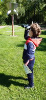 Schüler mit Fernglas 
