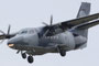 Auch die graue Tarnung dieser L-410 passte hervorragend vor die tristen Wolken.