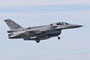 Und als Doppelsitzer in der Variante F-16D mit Zusatztanks und elektronischer Ausstattung auf dem Rücken.s