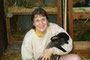 Bäuerin Marion mit  Kaninchen Fiona, das sie mit der Flasche aufgezogen hat