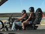 Immer wieder - Harley Fahrer mit Freundin cruist durch die Prairie