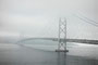 朝霧の明石海峡大橋