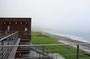 駅屋上から霧のかかった海岸を見渡す