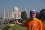 Indien. Agra. Das Taj Mahal ist das Zeichen einer unsterblichen Liebe und eines der schönsten Bauwerke auf unserer Erde. Der Großmogul Shah Jahan ließ es zum Gedenken an seine im Jahre 1631 verstorbene Lieblingsfrau Mumtaz Mahal erbauen. 