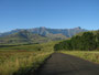 Südafrika. Die Drakensberge. Die bis zu 3482 m hohen Drakensberge sind das höchste Gebirge des südlichen Afrikas. Sie bestehen weitgehend aus Basaltgestein.