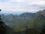 Südafrika. Der Blyde River Canyon zählt zu den großen Naturwundern Afrikas. Rund viereinhalb Autostunden von Johannesburg entfernt hat der Blyde River auf einer Länge von über 25 Kilometern eine bis zu 800 Meter tiefe Schlucht geschaffen.