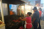 Mexico. Besuch in der riesigen Markthalle von Oaxaca. Hier in der "Hölle" treffen sich die Einheimischen zum Essen mit der ganzen Familie. Alles wird frisch zubereitet. Tortillas, Fleisch, Gemüse und natürlich scharfe Soßen.